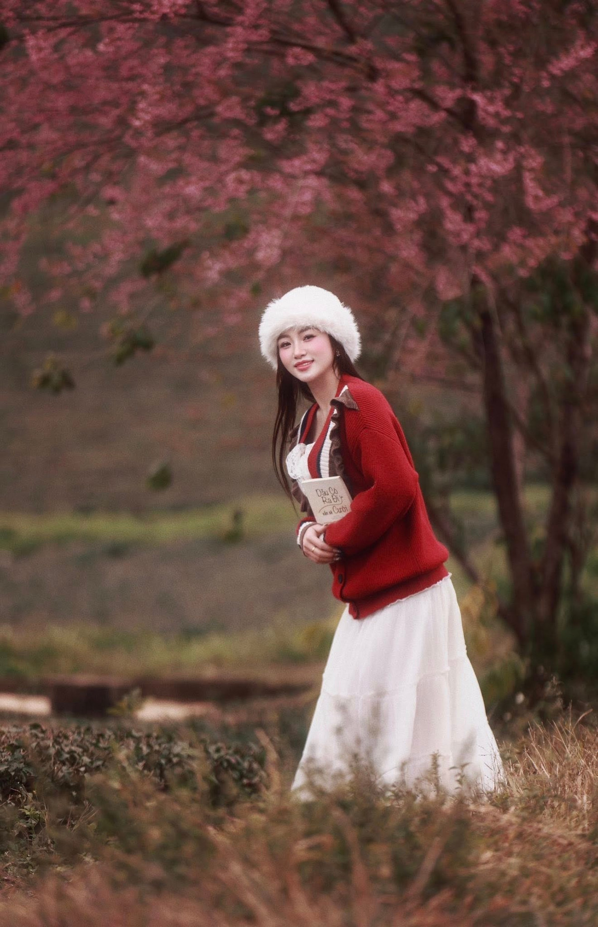 Không cần đợi đến khi xuân về, Mộc Châu những ngày cuối đông vẫn đủ sức níu chân du khách bởi những gam màu riêng có. Giữa đồi chè xanh và sắc hồng mai anh đào nở sớm, cao nguyên hiện lên bình dị, trầm lắng nhưng đầy sức sống – một điểm đến lý tưởng cho những chuyến đi ngắn ngày cuối năm. Ảnh Nam Lêu Lổng