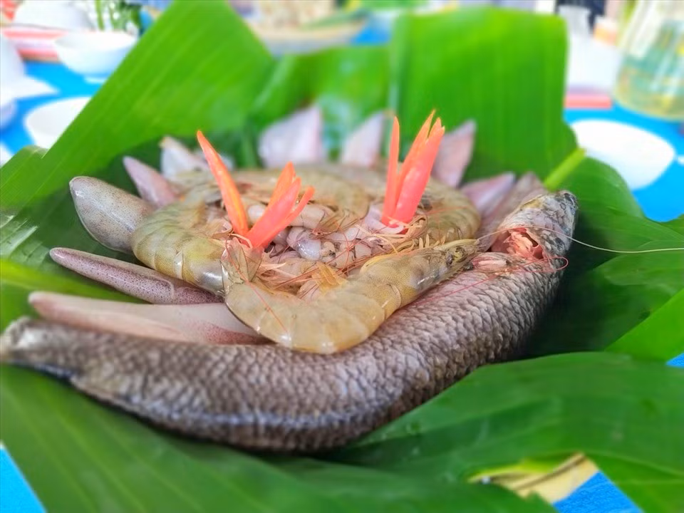 Vị đắng nhẹ của rau đắng, cái sần sật của bắp chuối, vị ngọt thanh của cá hòa cùng mùi thơm của sả và nước dừa khiến mỗi người thưởng thức đều cảm nhận được hương vị miền Tây mộc mạc nhưng tinh tế. Ảnh luhanhvietnam