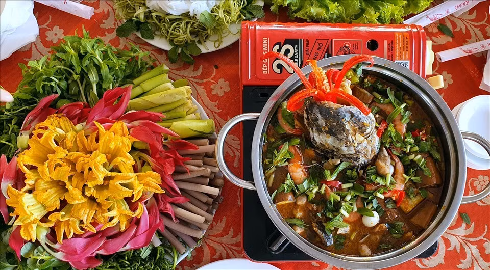 Trái tim của nồi lẩu mắm U Minh chính là mắm cá sặc bướm – loài cá chỉ sinh sống ở những vùng đầm nước mặn, mang hương vị đậm đà, thơm nức. Ảnh MIA