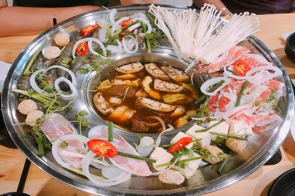 Từng miếng rau giòn tan, từng con cá ngọt thịt, từng con tôm dai ngọt hòa quyện cùng vị béo ngậy của nước dừa – tất cả tạo nên một trải nghiệm vị giác khó quên.