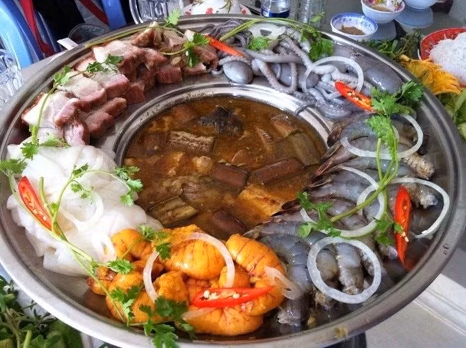 Để giảm bớt độ nồng, người dân thường kết hợp mắm với sữa bò, nước dừa tươi, lá sả… tạo nên một bản hòa tấu vị giác vừa đậm đà, vừa dịu nhẹ, khó tìm thấy ở bất kỳ nơi nào khác. Ảnh MIA