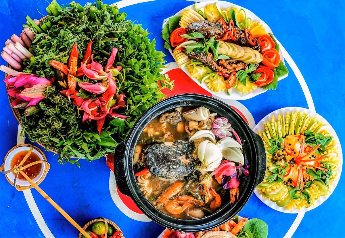 Kết hợp với các loại rau đồng quen thuộc như bông súng, đọt choại, rau đắng, bắp chuối… nồi lẩu trở thành một bức tranh ẩm thực sống động, vừa đậm đà vừa thanh mát.