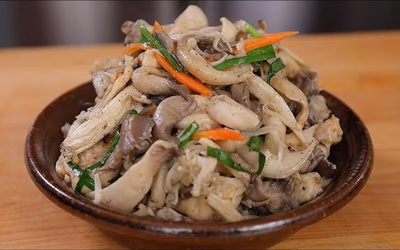 Không chỉ giàu sắt, hàu còn được ví như “kho báu dinh dưỡng” nhờ chứa nhiều kẽm, protein chất lượng cao, axit béo omega-3, vitamin B12 cùng các khoáng chất thiết yếu khác. Chính sự kết hợp này mang lại hàng loạt lợi ích cho sức khỏe. Ảnh minh họa