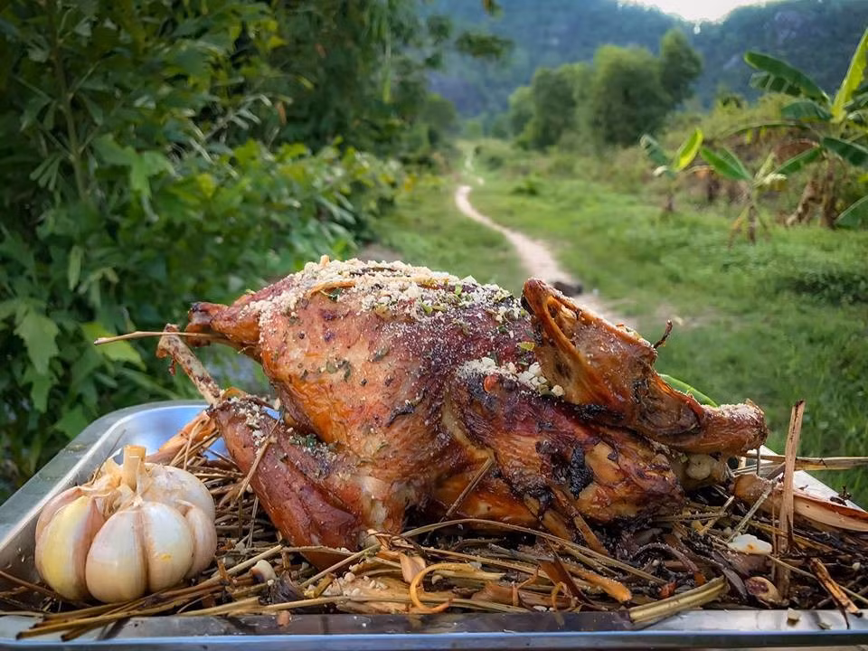 Một điểm thú vị là món này ngon nhất khi ăn bằng tay. Người dân địa phương cho rằng dùng tay xé gà mới cảm nhận được độ nóng, độ mềm và giữ trọn mùi thơm của lá chúc. Một số quán có chuẩn bị kéo để du khách dễ dàng chia thịt mà không cần chặt. Ảnh Lang Thang An Giang
