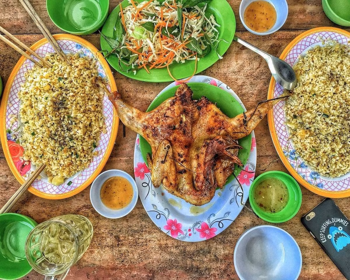 Do gà đốt thường chỉ đủ cho hai người, thực khách có thể gọi thêm cơm trắng hoặc cơm chiên nếu muốn no hơn. Giá một phần ăn khoảng 300.000 – 350.000 đồng/2 người, gồm gỏi rau và nước uống, phù hợp cho các nhóm gia đình hoặc du khách muốn trải nghiệm ẩm thực đặc trưng miền Tây Nam Bộ. Ảnh MIA