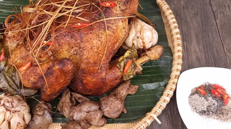 Ngoài các gia vị quen thuộc như sả, tỏi, ớt, muối, đường, món ăn còn sử dụng lá chúc – loại lá đặc trưng lâu đời của người Khmer, tạo nên mùi thơm thanh, hơi the và rất đặc trưng. Lá chúc không chỉ được dùng làm nước chấm, nấu lẩu mà còn là linh hồn của món gà đốt, giúp hương vị trở nên tròn trịa và khó lẫn. Ảnh BHX