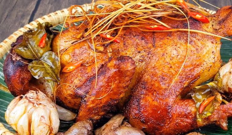 Để cho ra một nồi gà đốt ngon, người dân thường chọn gà đồi nặng khoảng 1,3 – 1,8 kg. Gà được nuôi thả tự nhiên nên thịt săn, chắc và ngọt. Điểm đặc biệt của món ăn nằm ở chỗ gà không được làm sẵn. Chỉ khi có khách gọi, bếp mới bắt đầu làm thịt, sơ chế và tẩm ướp để đảm bảo độ tươi. Ảnh BHX