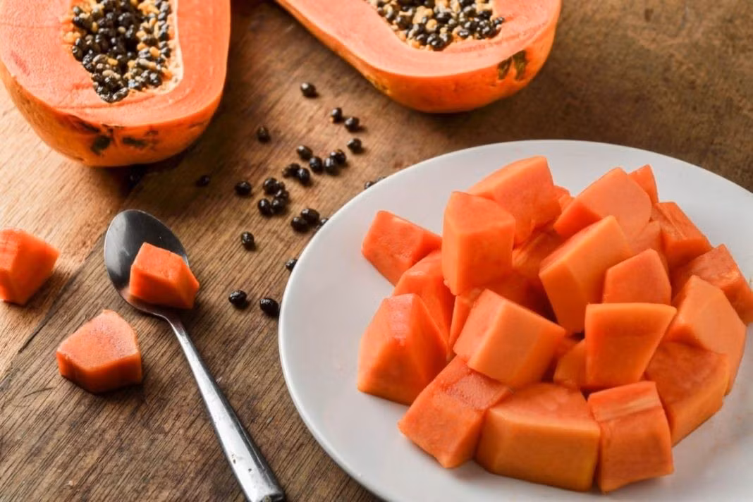 Sinh tố đu đủ kết hợp cùng lycopene và vitamin C sẽ giúp tăng cường sức khỏe tim mạch, bảo vệ thành mạch và phòng ngừa xơ vữa động mạch hay cao huyết áp. Bạn nên thêm đu đủ vào bữa sáng hoặc bữa xế để vừa giải nhiệt, vừa bổ sung dưỡng chất. Ảnh minh họa