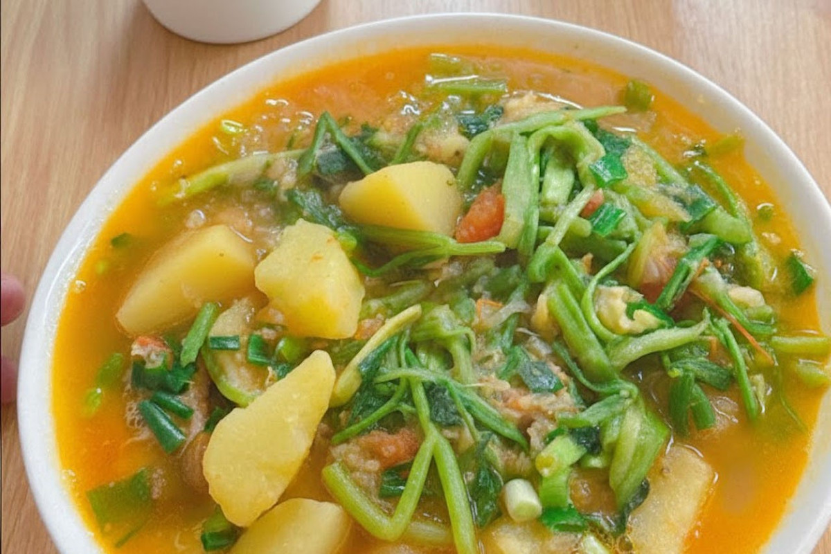 Bên cạnh đó, món canh này còn phù hợp với những người đang quan tâm đến vóc dáng. Khoai tây cung cấp năng lượng vừa đủ nhưng không gây nặng bụng, trong khi rau cần giàu chất xơ, ít calo, hỗ trợ tiêu hóa và hạn chế tích tụ mỡ thừa. Nhờ đó, canh khoai tây rau cần trở thành lựa chọn lý tưởng cho bữa ăn nhẹ hoặc bữa tối thanh đạm. Ảnh minh họa