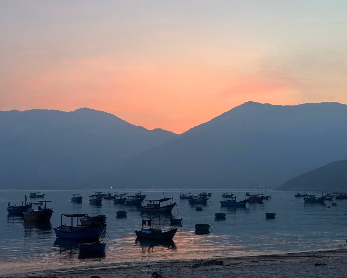 Với những du khách yêu thích sự linh hoạt và muốn chủ động thời gian, hình thức du lịch tự túc đến Ninh Vân khá hấp dẫn. Tuy nhiên, hình thức này đòi hỏi người đi phải có kinh nghiệm, đặc biệt là trong việc đặt phòng, sắp xếp phương tiện di chuyển và chủ động phối hợp với các resort về lịch trình tàu đưa đón. Một số khu nghỉ chỉ có khung giờ di chuyển cố định trong ngày, nếu đến muộn hoặc không báo trước, du khách sẽ phải chờ rất lâu hoặc chịu thêm chi phí cho chuyến riêng. Ảnh Tuyên Parafu