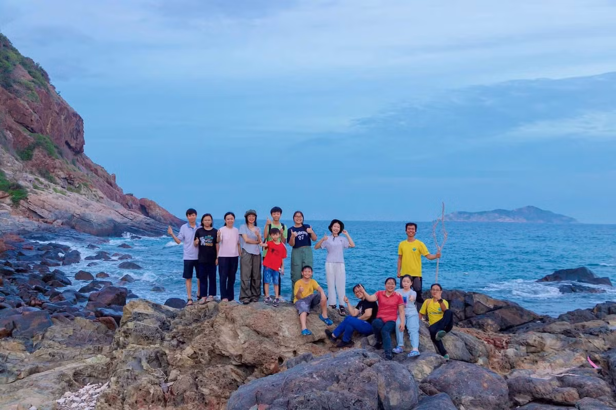 Dù đi tour hay tự túc, du khách cũng nên lưu ý đặt dịch vụ sớm ít nhất 2–4 tuần, nhất là vào dịp hè, lễ hoặc cuối tuần. Đồng thời cần tìm hiểu kỹ chính sách hoàn – đổi, thời gian đưa đón của resort và các chi phí phát sinh (nếu có) để tránh những rắc rối không đáng có. Ảnh Minh Tâm