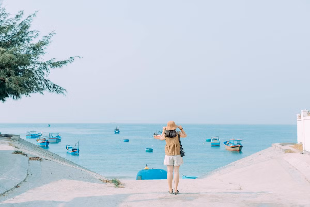 Dù cùng chung một vịnh biển, nhưng mỗi khu nghỉ dưỡng ở Ninh Vân lại có phong cách riêng biệt. Six Senses Ninh Van Bay là lựa chọn hàng đầu cho giới thượng lưu với thiết kế sang trọng, đậm chất thiên nhiên và dịch vụ 5 sao đẳng cấp. L’Alya Ninh Van Bay lại hút khách bởi kiến trúc giao hòa giữa gỗ và đá, tạo cảm giác thân thiện và thư thái. Còn An Lam Retreats mang hơi thở Á Đông với không gian xanh mát và nhiều hoạt động trải nghiệm thiền, yoga, chèo SUP...