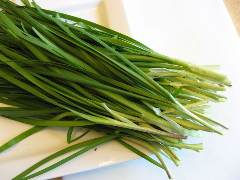 Theo Đông y, rau hẹ tính ấm, vị cay, hơi chua, có tác dụng bổ thận, tráng dương, hành khí, giải độc, cầm máu và tiêu đờm. Trong 1 kg lá hẹ có đến 5–10 g đạm, 5–30 g đường, cùng vitamin A, C, canxi và chất xơ – những dưỡng chất có lợi cho sức khỏe. Ảnh minh họa