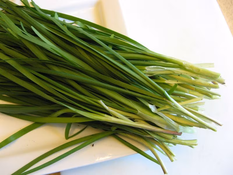 Theo Đông y, rau hẹ tính ấm, vị cay, hơi chua, có tác dụng bổ thận, tráng dương, hành khí, giải độc, cầm máu và tiêu đờm. Trong 1 kg lá hẹ có đến 5–10 g đạm, 5–30 g đường, cùng vitamin A, C, canxi và chất xơ – những dưỡng chất có lợi cho sức khỏe. Ảnh minh họa