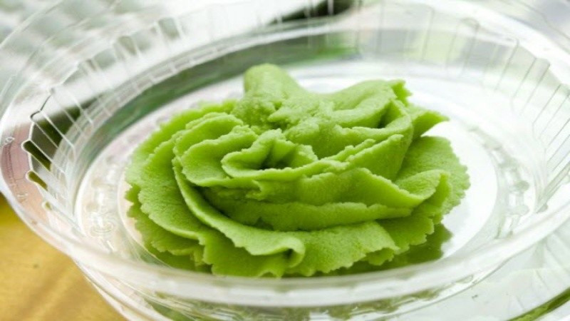 Mù tạt loại gia vị có vị cay nồng, thường dùng để kích thích vị giác cũng được khuyến cáo không nên ăn kèm với thịt gà. Cả hai đều mang tính ấm nên khi kết hợp có thể làm tăng nhiệt trong cơ thể. Ảnh BHX