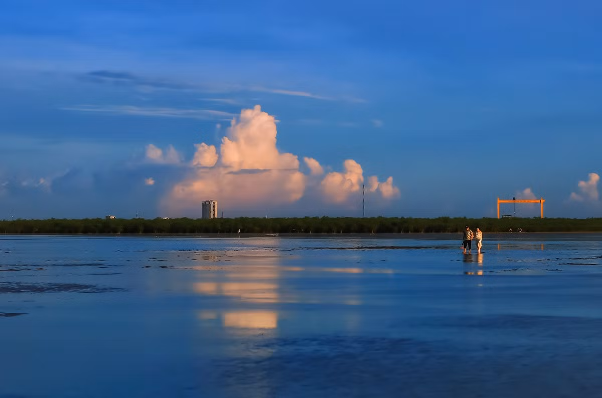 Vì biển chưa được khai thác du lịch đại trà nên mọi thứ vẫn giữ được nét nguyên bản. Không có những toà nhà cao tầng, không hàng loạt dịch vụ ăn uống hay vui chơi, điều mà du khách tìm thấy ở đây chính là cảm giác thư thái, tách biệt khỏi những ồn ã thường ngày. Ảnh Phạm Tú