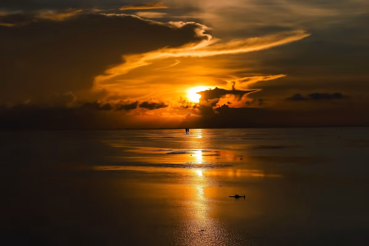 Không chỉ là nơi để ngắm bình minh hay chụp ảnh sống ảo, biển Quang Lang còn mang đến trải nghiệm khám phá đời sống của ngư dân địa phương. Vào sáng sớm, du khách có thể bắt gặp hình ảnh người dân cào ngao, xúc tép, dựng lều lưới trên bãi bồi – một nhịp sống chậm rãi, yên bình và rất đỗi chân thực. Ảnh Phạm Tú