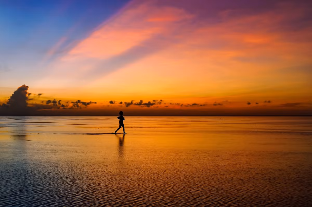 Dù đến đây chỉ trong chốc lát hay dành trọn một buổi sáng, biển Quang Lang vẫn đủ sức chạm đến cảm xúc của du khách bằng vẻ đẹp hoang sơ, thuần khiết. Ảnh Phạm Tú