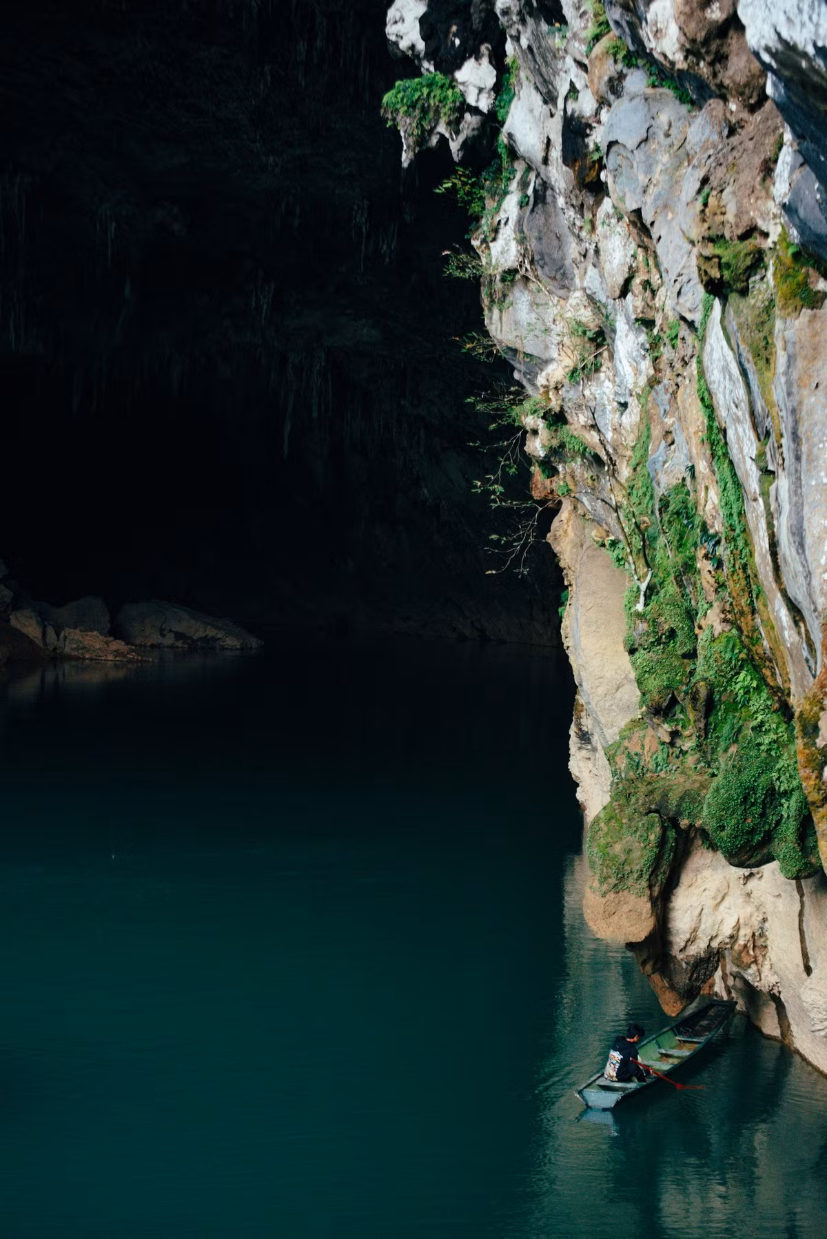 Dòng sông Sebangfai bắt nguồn từ dãy núi Annam Trung Sun, chạy qua cao nguyên Nakhai trước khi đổ vào sông Mekong. Cao nguyên này được hình thành từ các lớp sa thạch và carbon bị xói mòn, tạo nên hệ thống hang ngầm dài hàng km.
