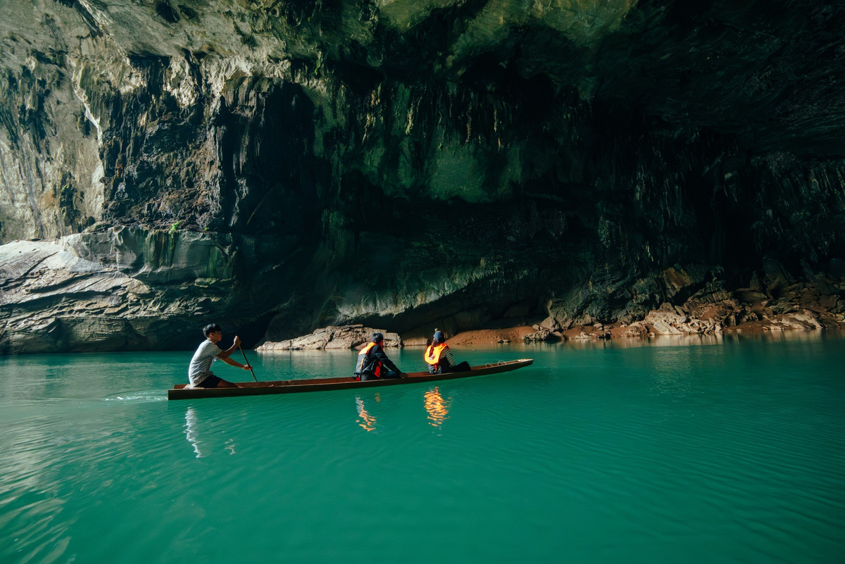 Nằm ở tỉnh Khammouane, miền Trung Lào, hang Sebangfai là một trong những hang động sông lớn nhất thế giới. Với chiều rộng đoạn lớn nhất lên tới 200 m, vòm hang cao tới 150 m và những cột thạch nhũ khổng lồ, nơi đây mang vẻ đẹp hùng vĩ mà ít hang động nào sánh bằng.