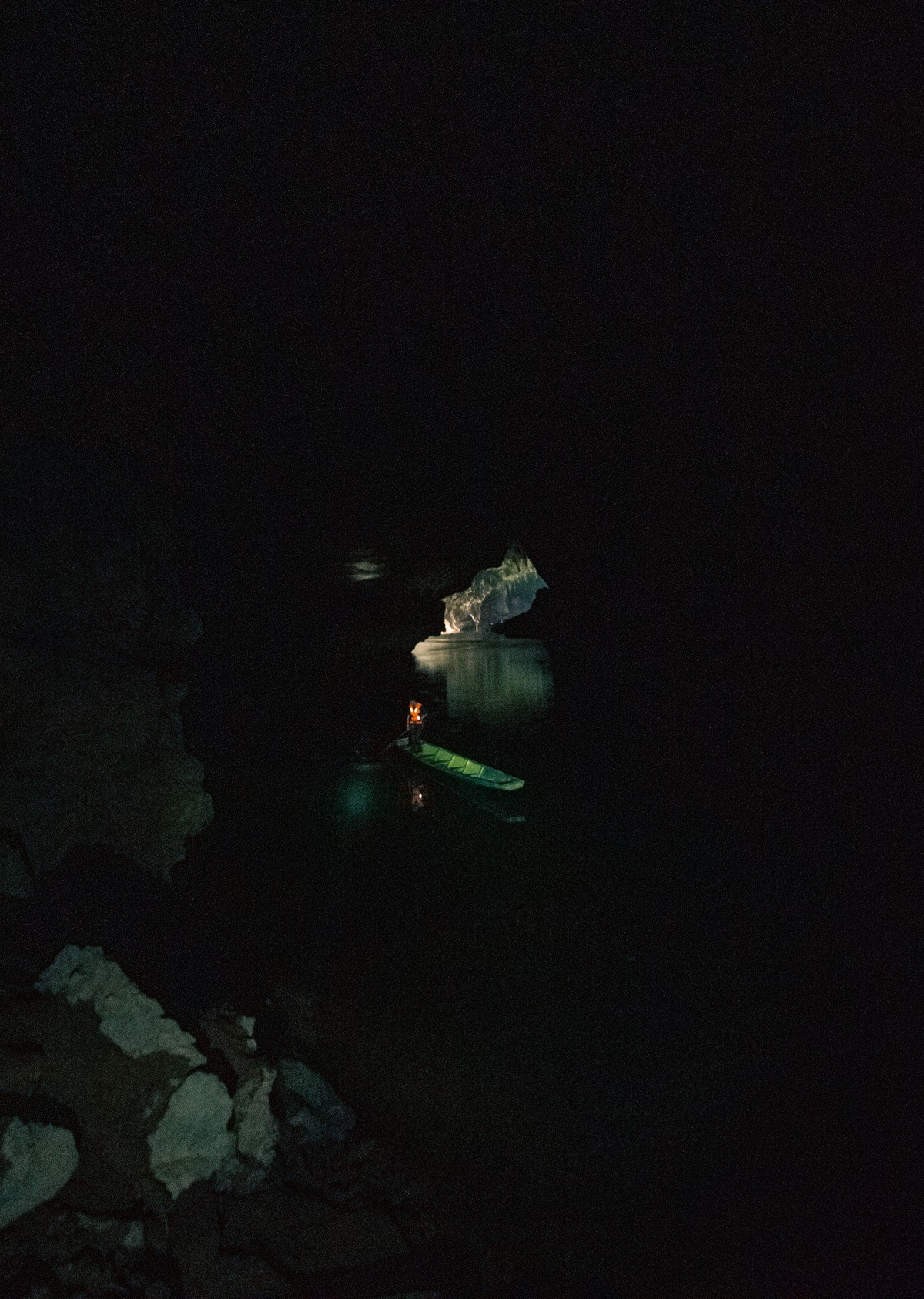 Khi khám phá hang, du khách có thể mang theo thuyền hơi hoặc thuê thuyền của người dân để trải nghiệm những đoạn sông ngầm bên trong.