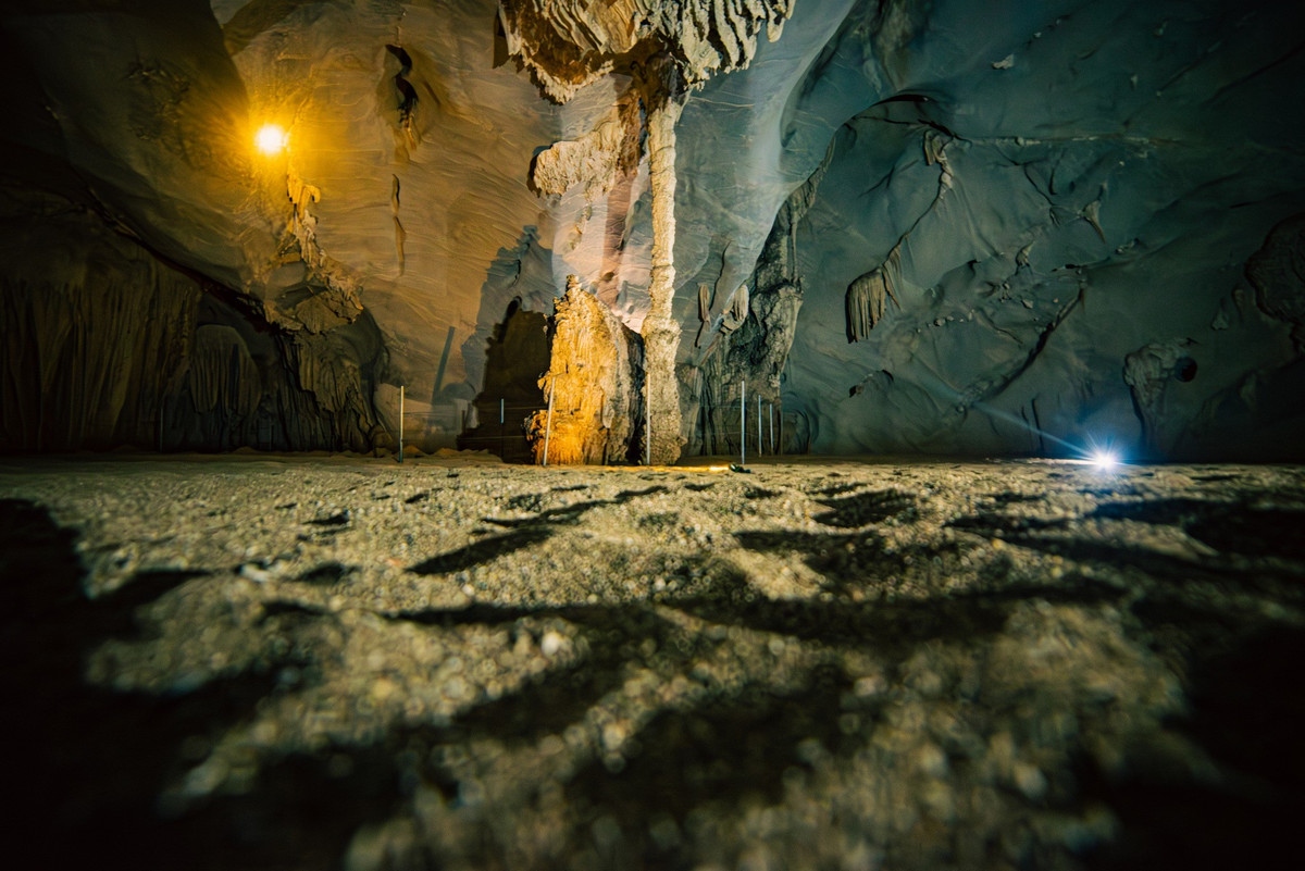 Lối vào hang hiện tại là một cổng vòm cao 60 m; trung bình hang rộng 76 m và cao 53 m, nhưng nhiều đoạn vượt 100 m, mang đến trải nghiệm “như lạc vào cung điện đá” cho người tham quan.