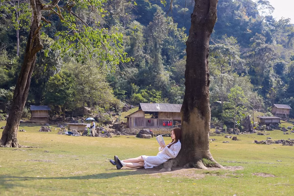 Du khách đến Hang Táu không chỉ được tận hưởng không gian yên tĩnh tuyệt đối mà còn có thể trải nghiệm nhiều hoạt động thú vị như: tản bộ giữa rừng đá, học giã ngô, thử may váy Mông, tắm suối hoặc đơn giản là ngồi bên bậu cửa nhà sàn nhìn mây trôi. Ảnh Bảo Ngân