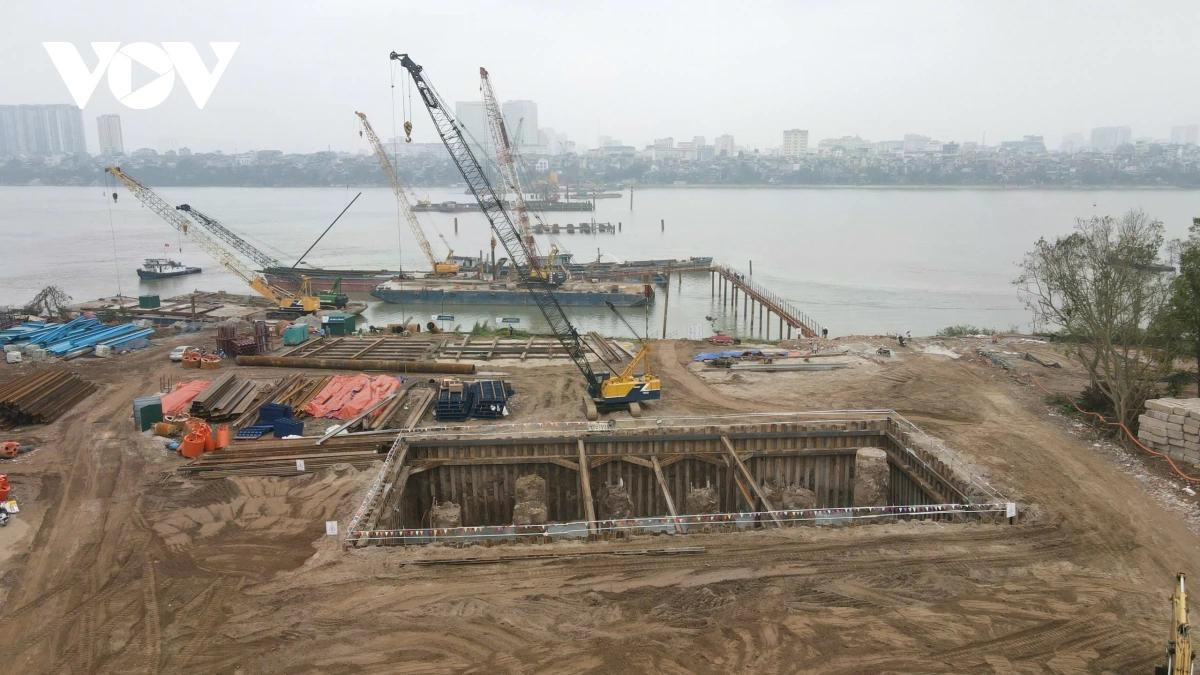 Hiện công nhân và máy móc tại công trường cầu Trần Hưng Đạo đang thi công ngày đêm và vừa qua không nghỉ Tết Nguyên đán.