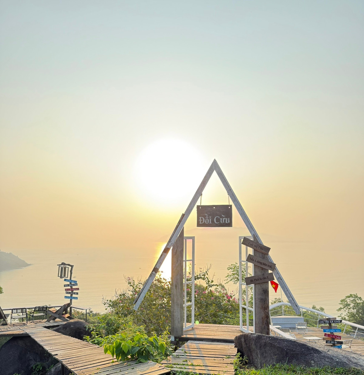 Từ thành phố Đà Nẵng men theo những khúc cua ôm núi, du khách sẽ bắt gặp Đồi Cừu Hải Vân – quán cà phê kết hợp nông trại nhỏ tạo cảm giác như lạc vào miền đồng quê châu Âu. Trên triền đồi phủ xanh cỏ, những chú cừu trắng thong dong gặm cỏ, phía xa là biển xanh loang loáng ánh nắng, tạo nên khung cảnh vừa hoang sơ vừa thơ mộng. Ảnh Fanpgae Đồi Cừu Hải Vân