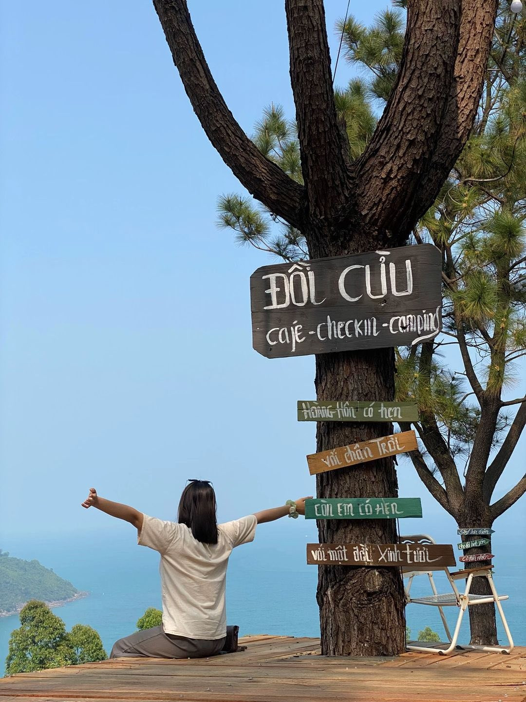 Buổi sáng là thời điểm đẹp nhất để dừng chân nơi đây. Khi ánh nắng đầu ngày len qua kẽ lá, bầu trời trong veo phản chiếu xuống biển, du khách có thể trải thảm picnic, nhâm nhi cà phê hoặc đơn giản là tận hưởng cảm giác bình yên giữa thiên nhiên. Ảnh Fanpgae Đồi Cừu Hải Vân