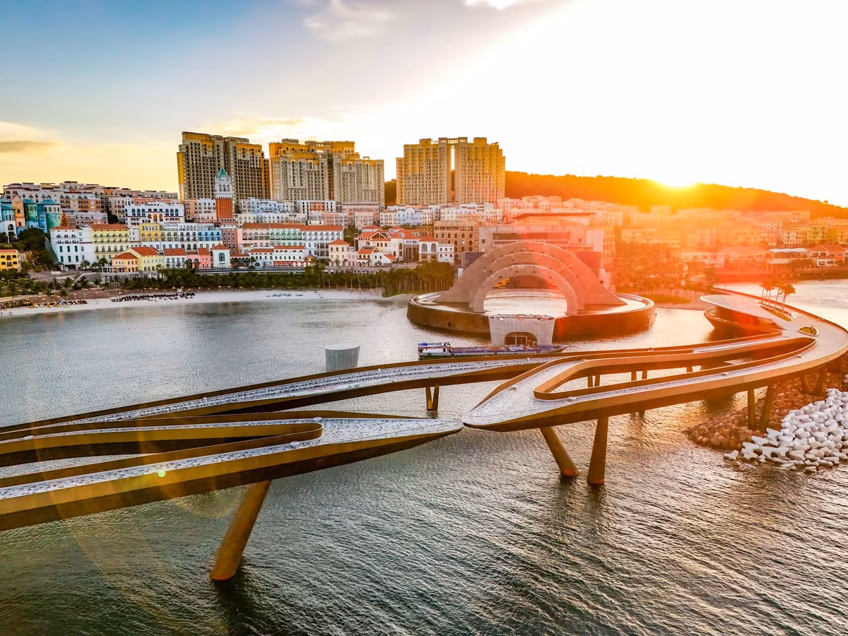 Không chỉ dành cho các cặp đôi, Cầu Hôn trở thành điểm hẹn của nhiều nhóm bạn, gia đình và những người yêu thiên nhiên. Có người đến đây để tìm sự bình yên, có người ghi lại kỷ niệm du lịch đầu tiên trong đời, và cũng có người chỉ đứng thật lặng để lắng nghe tiếng sóng vỗ. Dù mục đích khác nhau, đa số du khách đều chung cảm nhận về vẻ đẹp khó quên mà cây cầu mang lại. Ảnh Tapchidulichtphcm