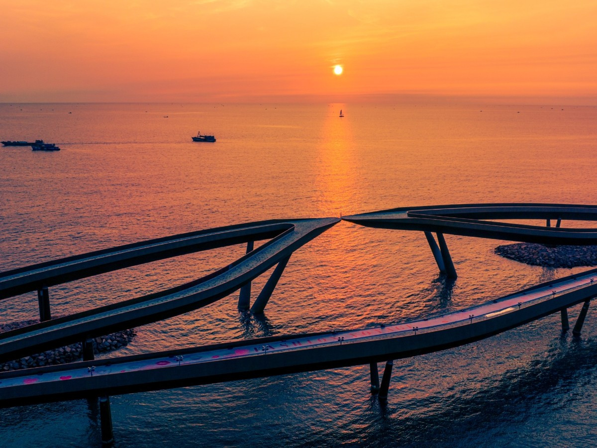 CNN từng dành bài viết giới thiệu chi tiết, mô tả nơi đây như “cây cầu dành cho những nụ hôn chứ không phải để đi qua”, đồng thời ví từ xa trông giống “hai đôi môi chuẩn bị chạm vào nhau dưới ánh hoàng hôn Việt Nam”. Ảnh Tapchidulichtphcm