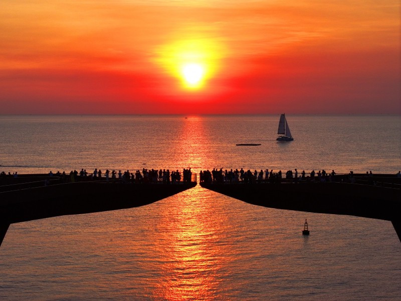 Cầu Hôn (Kiss Bridge) đang trở thành hiện tượng du lịch nổi bật tại Phú Quốc trong năm 2025. Không phải là cây cầu để đi lại, công trình này được tạo tác để lưu giữ khoảnh khắc – nơi du khách đứng giữa biển trời và trao nhau nụ hôn khi mặt trời lặn. Ảnh SunGroup