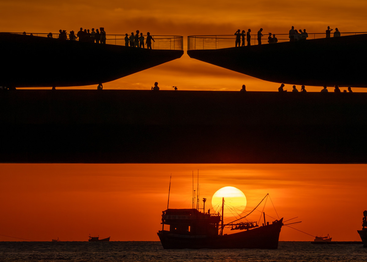 Kiến trúc sư người Ý Marco Casamonti, tác giả của cây cầu, cho biết ý tưởng lấy cảm hứng từ bức bích họa kinh điển “The creation of Adam” tại Vatican. Hình ảnh hai nhánh cầu hướng vào nhau tượng trưng cho khoảnh khắc kết nối, như bàn tay chuẩn bị chạm. Nhờ thiết kế độc bản này, Cầu Hôn nhanh chóng gây chú ý với truyền thông quốc tế. Ảnh SunGroup