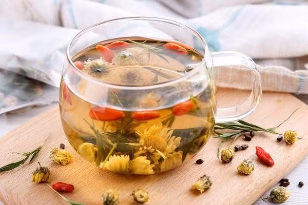 Một tách trà ấm không chỉ mang đến hương thơm dễ chịu, giúp thư giãn cơ mặt và giảm đau đầu, mà còn hỗ trợ tiêu hóa sau bữa tối. Khi pha trà, để lá hoa ngấm khoảng 5–7 phút, bạn có thể thêm chút mật ong hoặc lát cam khô để tăng hương vị và hiệu quả. Ảnh minh hoạ