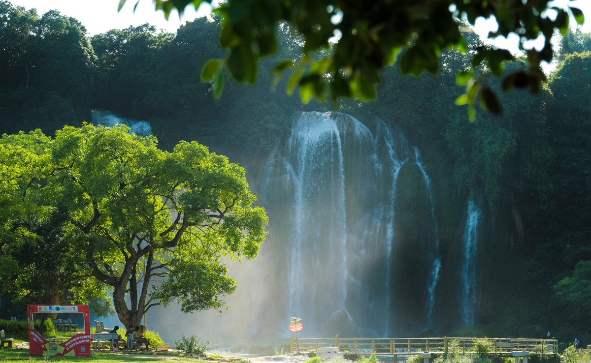 Ngoài cảnh đẹp, du khách đến Bản Giốc còn có cơ hội thưởng thức đặc sản Cao Bằng. Những món ăn dân dã như vịt quay 7 vị, lạp sườn hun khói, bánh trứng kiến, phở chua... mang hương vị núi rừng, để lại ấn tượng khó quên cho thực khách. Ảnh Phạm Văn Phong