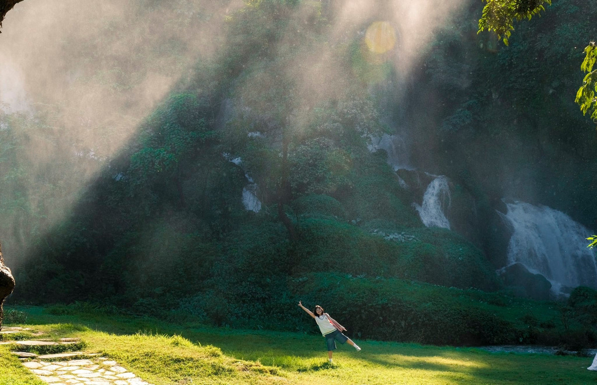 Vào mùa Thu, khi trời trong xanh, nắng vàng trải khắp núi rừng, dòng thác càng trở nên rực rỡ. Bọt tung trắng xóa hòa cùng màu xanh biếc của cây lá, phản chiếu dưới ánh nắng vàng óng, khiến khung cảnh nơi đây chẳng khác nào bức tranh sơn thủy hữu tình. Ảnh Phạm Văn Phong