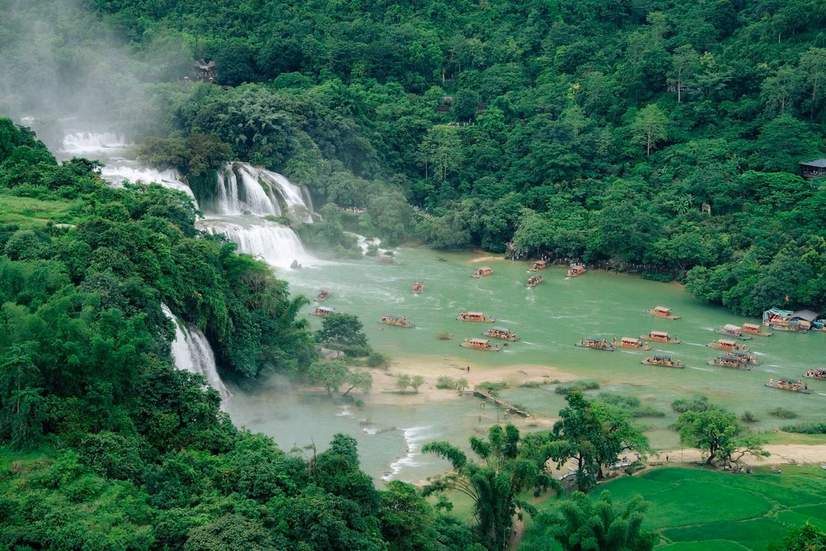 Ngược lại, đi tự túc sẽ thích hợp cho những ai yêu thích khám phá, có thể linh hoạt sắp xếp lịch trình, dừng lại lâu hơn ở các điểm mình yêu thích, đồng thời trải nghiệm sâu hơn đời sống bản địa. Ảnh Blog của Rọt