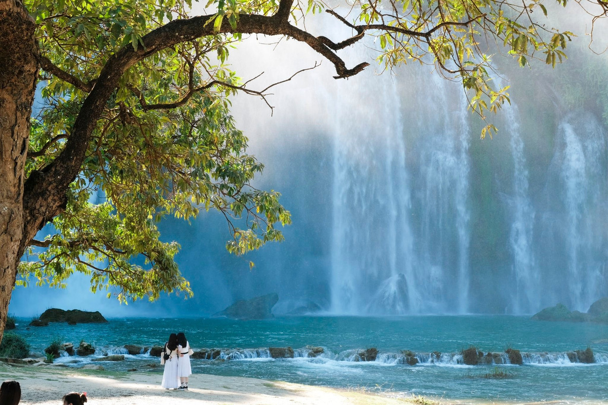 Không chỉ là thắng cảnh nổi tiếng, thác Bản Giốc còn mang giá trị đặc biệt khi nằm ngay đường biên giới Việt – Trung. Con sông Quây Sơn mềm mại chảy qua những dải ruộng xanh mướt, rồi bất ngờ đổ xuống vực sâu, tạo thành thác nước hùng vĩ. Ảnh Phạm Văn Phong