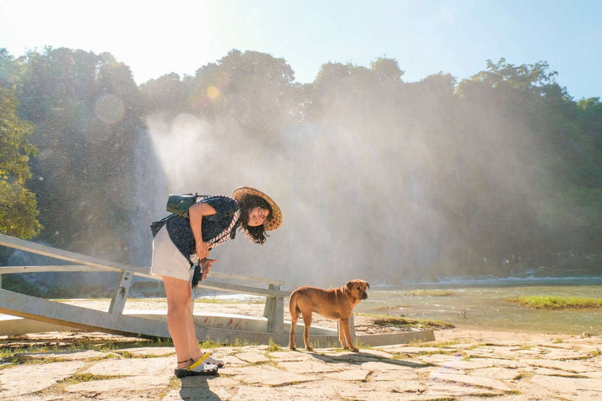 Mùa Thu cũng là thời điểm lý tưởng để kết hợp tham quan những địa điểm nổi bật gần thác. Chỉ cách Bản Giốc khoảng 3km, du khách có thể ghé thăm động Ngườm Ngao – nơi được mệnh danh là “kỳ quan trong lòng đất” với hệ thống nhũ đá muôn hình vạn trạng. Ảnh Phạm Văn Phong