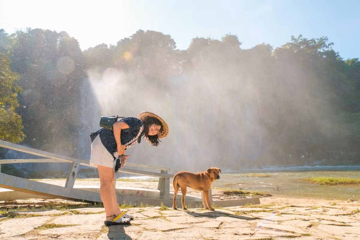 Mùa Thu cũng là thời điểm lý tưởng để kết hợp tham quan những địa điểm nổi bật gần thác. Chỉ cách Bản Giốc khoảng 3km, du khách có thể ghé thăm động Ngườm Ngao – nơi được mệnh danh là “kỳ quan trong lòng đất” với hệ thống nhũ đá muôn hình vạn trạng. Ảnh Phạm Văn Phong