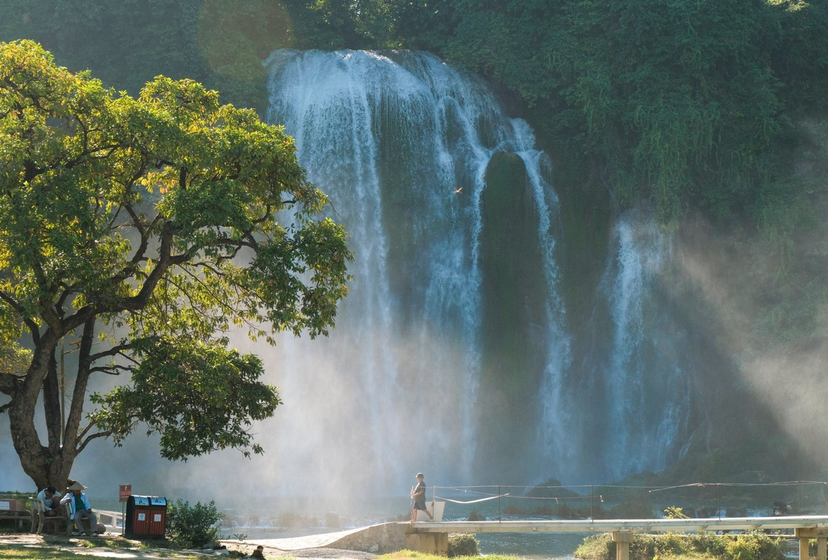 Điểm đặc biệt ở Bản Giốc là cấu trúc tầng thác rộng lớn, chia thành nhiều nhánh đổ xuống qua từng bậc đá, tạo thành làn nước trắng xóa. Ảnh Phạm Văn Phong