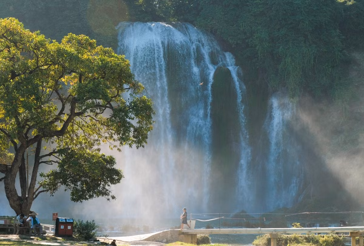 Điểm đặc biệt ở Bản Giốc là cấu trúc tầng thác rộng lớn, chia thành nhiều nhánh đổ xuống qua từng bậc đá, tạo thành làn nước trắng xóa. Ảnh Phạm Văn Phong