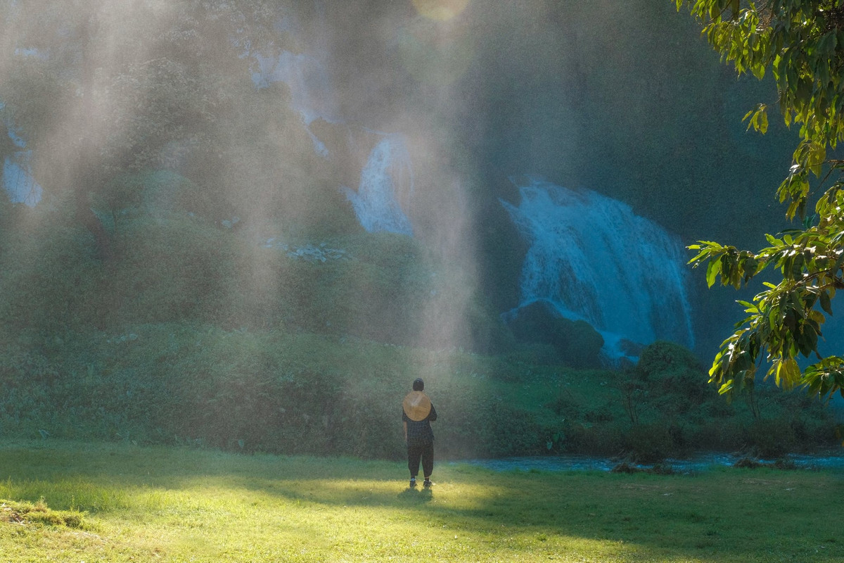 Xa hơn một chút là làng đá Khuổi Ky, ngôi làng cổ của người Tày, nổi bật với những ngôi nhà sàn đá độc đáo đã tồn tại hàng trăm năm. Ảnh Phạm Văn Phong