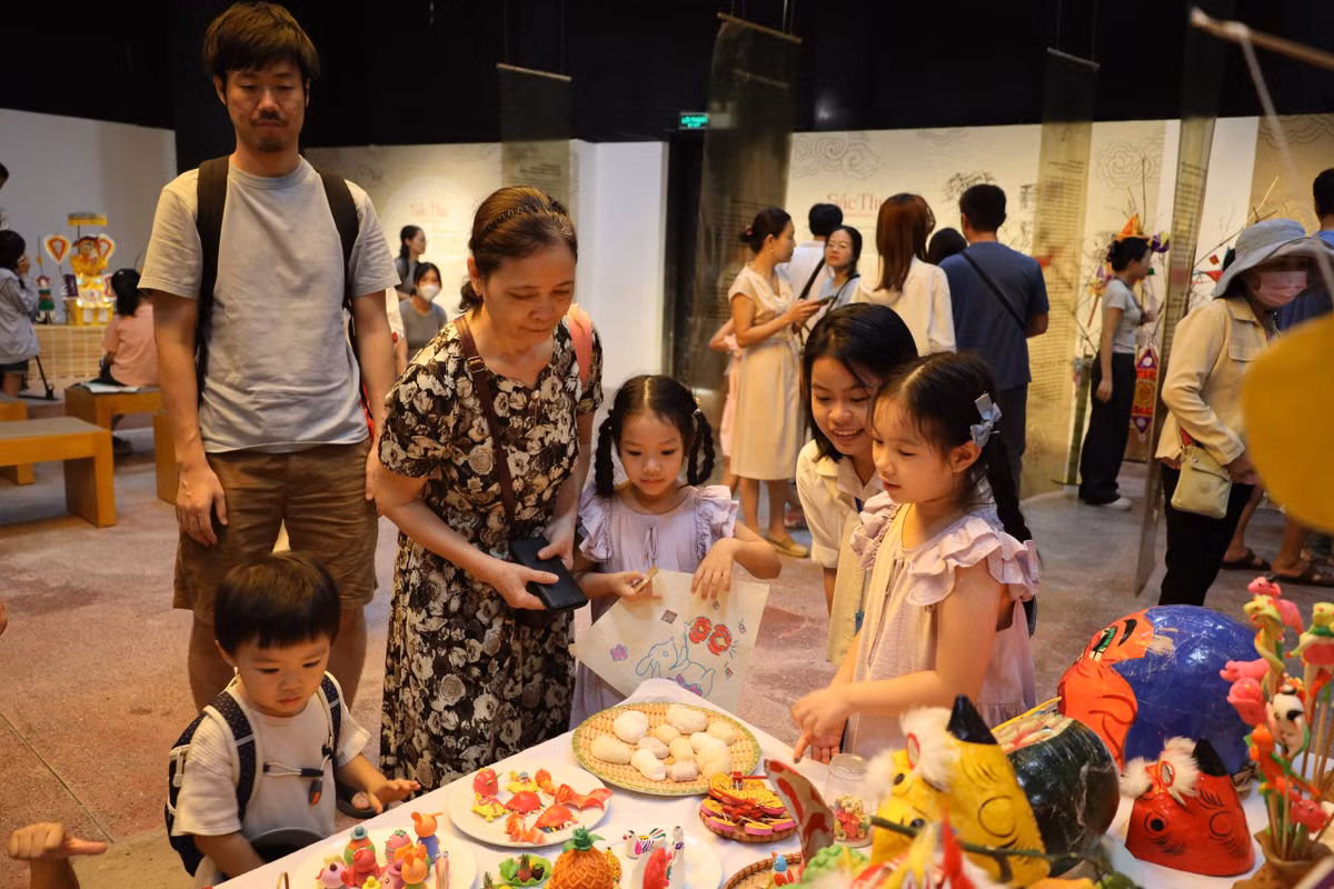 Bên cạnh múa lân, múa rối nước, các bé còn được tự tay làm đồ chơi dân gian, tham gia khu trải nghiệm công nghệ như làm đèn kéo quân theo mô hình STEM hay khám phá Trung thu qua thực tế ảo. Ảnh Bảo tàng Dân tộc học Việt Nam