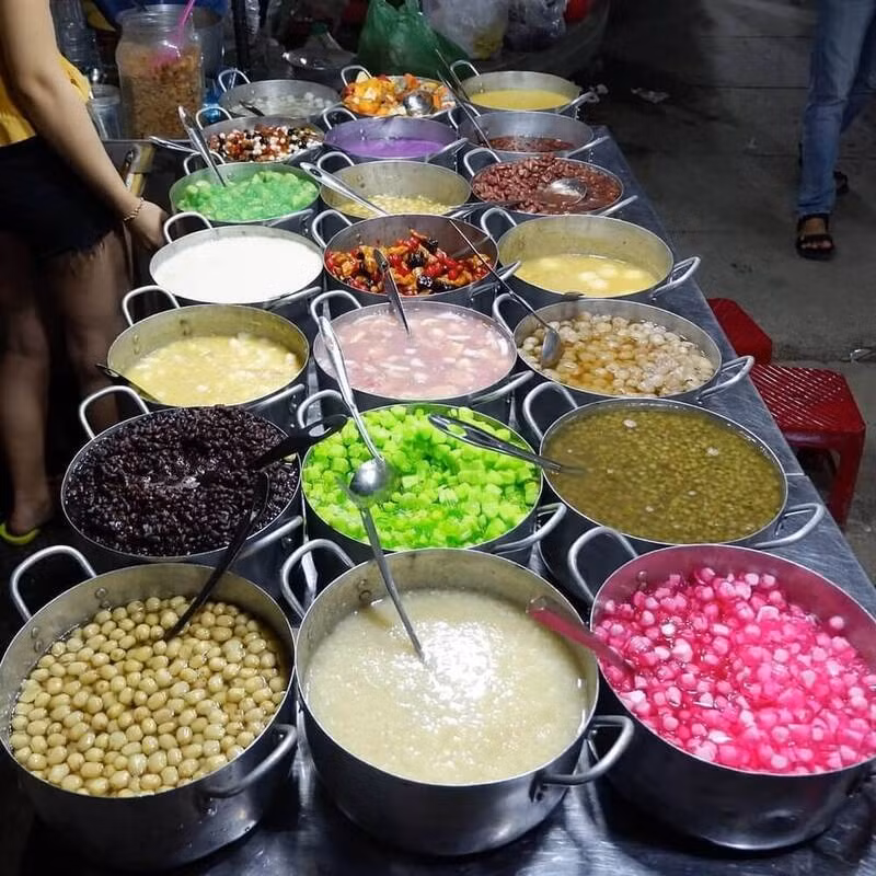 Để kết thúc ngày dài rong ruổi ẩm thực Huế, một chén chè Hẻm trên đường Hùng Vương sẽ là lựa chọn tuyệt vời. Tại đây, du khách có thể thưởng thức hơn chục loại chè khác nhau, từ chè bột lọc heo quay, chè đậu ngự, chè khoai tía đến chè đậu xanh đánh.Giá dao động 10.000 – 15.000 đồng/chén, phù hợp với mọi túi tiền. Vị ngọt thanh, cách nấu khéo léo khiến món ăn vừa dân dã, vừa đậm đà bản sắc cố đô. Ảnh MIA