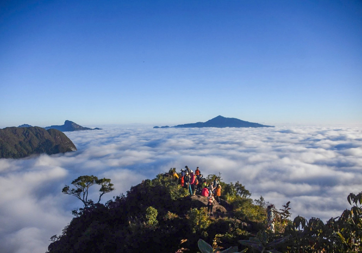 Khoảng thời gian từ tháng 10 đến tháng 4 năm sau được xem là lý tưởng để leo núi. Thời tiết khô ráo, ít mưa và tầm nhìn rộng mở giúp hành trình thuận lợi, đồng thời tạo điều kiện tuyệt vời để ngắm bình minh và hoàng hôn. Ảnh Nguyễn Thu Hương