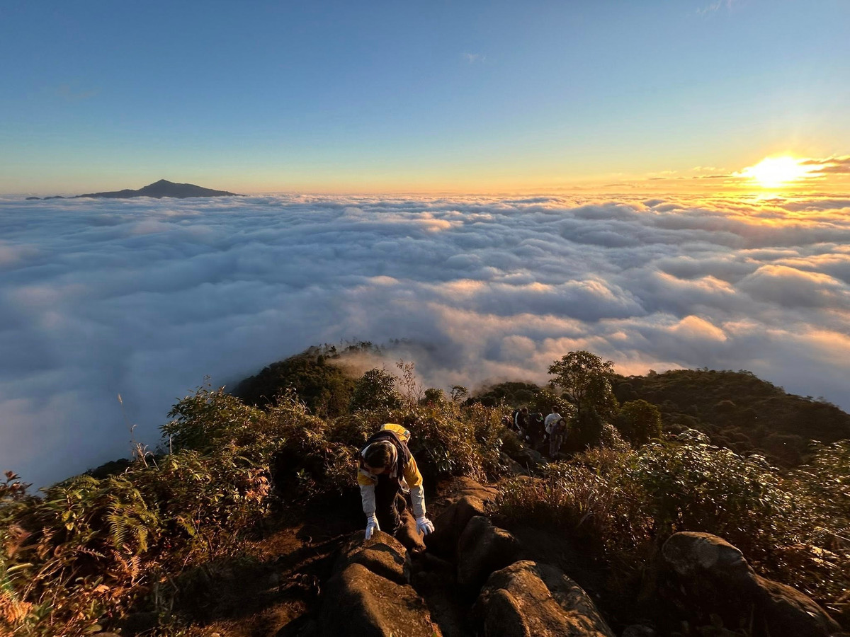 Ngọn núi Bạch Mộc Lương Tử (Kỳ Quan San) cao 3.046 m, tọa lạc trên ranh giới hai xã Sin Suối Hồ (Lai Châu) và Sàng Ma Sáo (Lào Cai), là điểm trekking nổi tiếng ở Tây Bắc. Ảnh Nguyễn Thu Hương