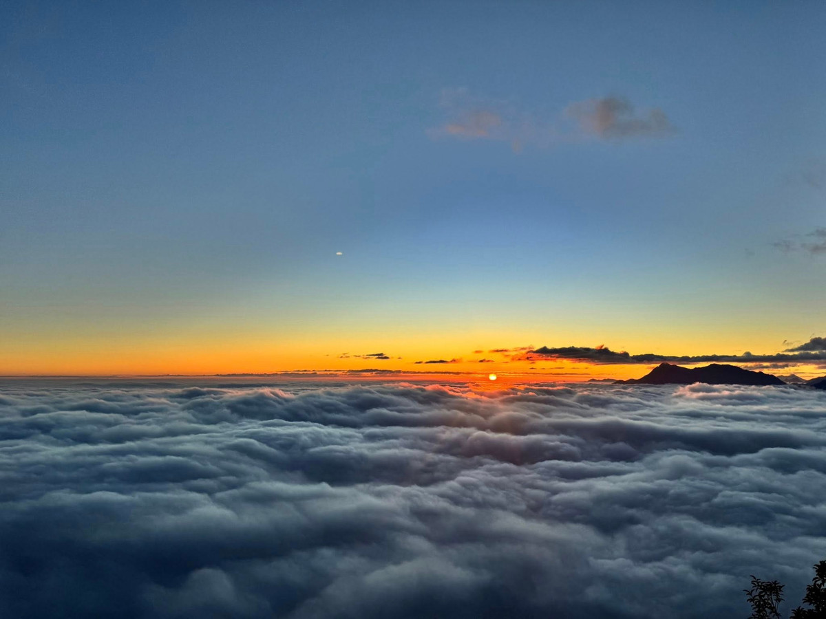 Không chỉ thu hút bởi độ cao và thử thách, Bạch Mộc Lương Tử còn mê hoặc du khách bằng biển mây trắng xóa và những mảng rừng phong chuyển đỏ rực rỡ vào mùa giao thời. Ảnh Nguyễn Thu Hương