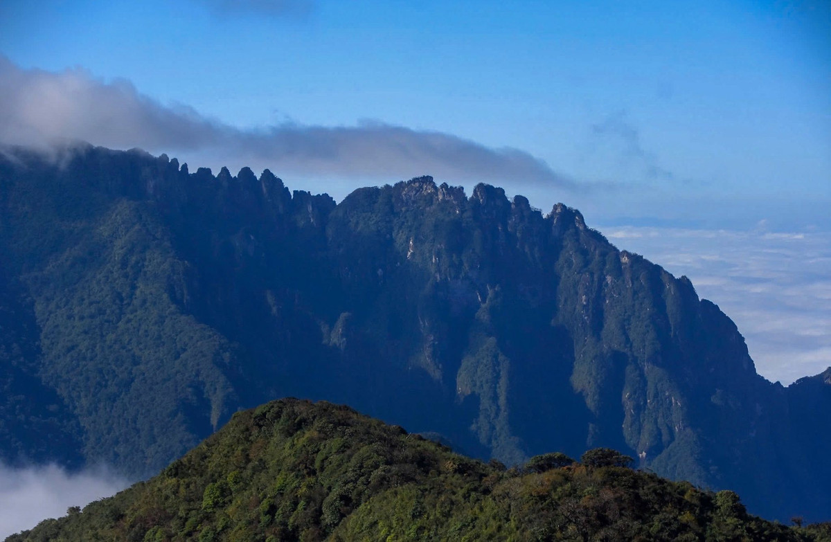 Du khách muốn trải nghiệm tự do, chủ động về lịch trình và tốc độ di chuyển có thể chọn trekking tự túc. Tuy nhiên, hành trình này đòi hỏi kinh nghiệm leo núi, định hướng đường đi, và khả năng xử lý tình huống khi thời tiết xấu. Ảnh Nguyễn Thu Hương